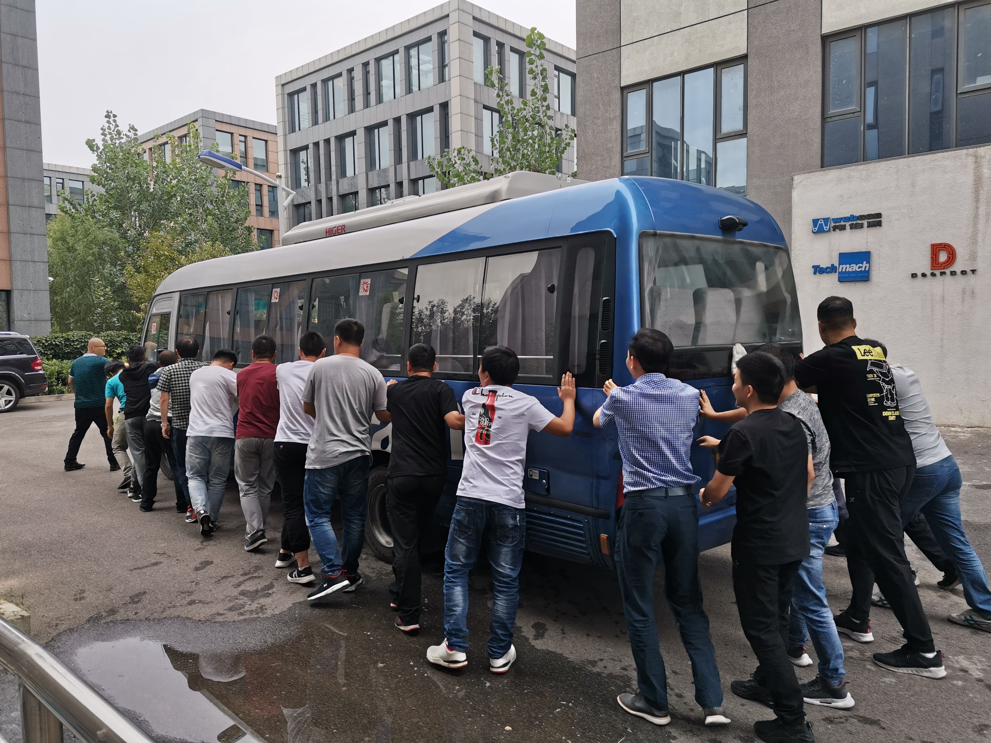 【鈦·暖心】公司班車發(fā)生故障，萬眾一心集體推車